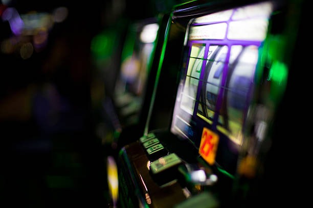 spruki Dragon Hatch live dealer interface showing initial card, higher/lower buttons, and bet amount on mobile