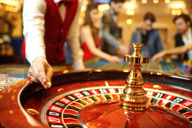 spruki live poker table with six players, dealer camera angle, and chip display interface on mobile